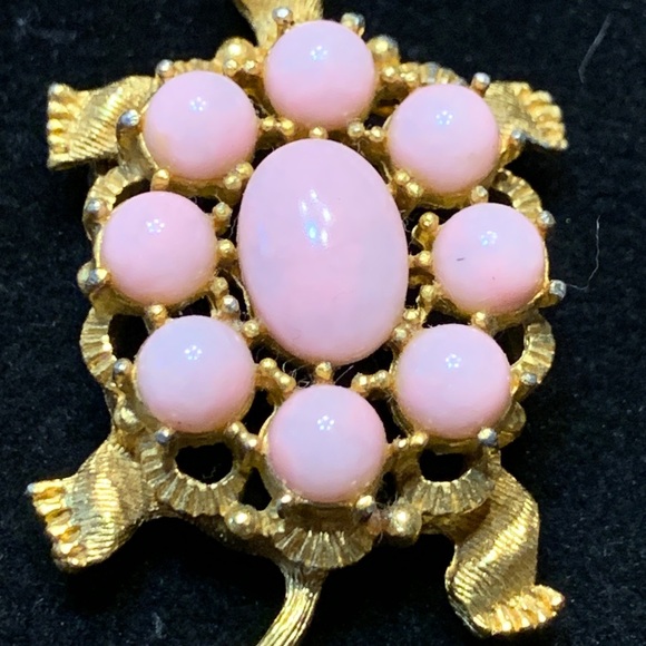 60’s MID CENTURY GOLDEN TURTLE TORTOISE BROOCH WITH MARBLED PINK CABOCHONS - Picture 2 of 9
